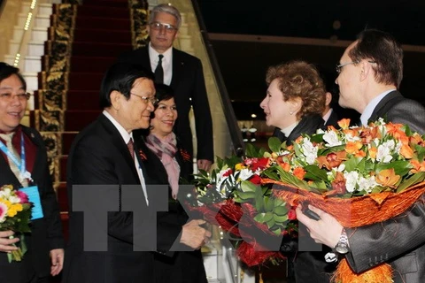 Des représentants du ministère russe des AE accueillent le président du Vietnam, Truong Tan Sang. (Source: VNA)